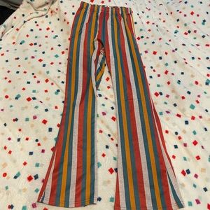 Not sure of the brand but they are comfortable for walking or having a lazy day